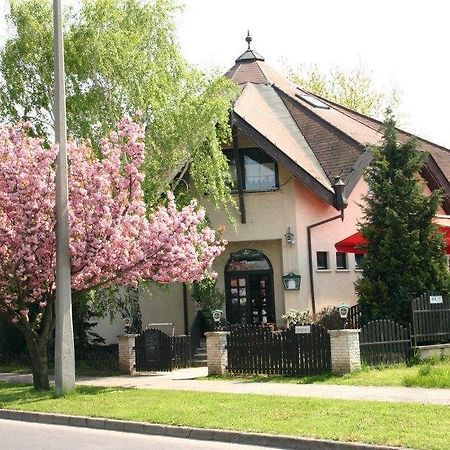 Kocsis Panzio Es Etterem Bed & Breakfast Komarom Exterior photo