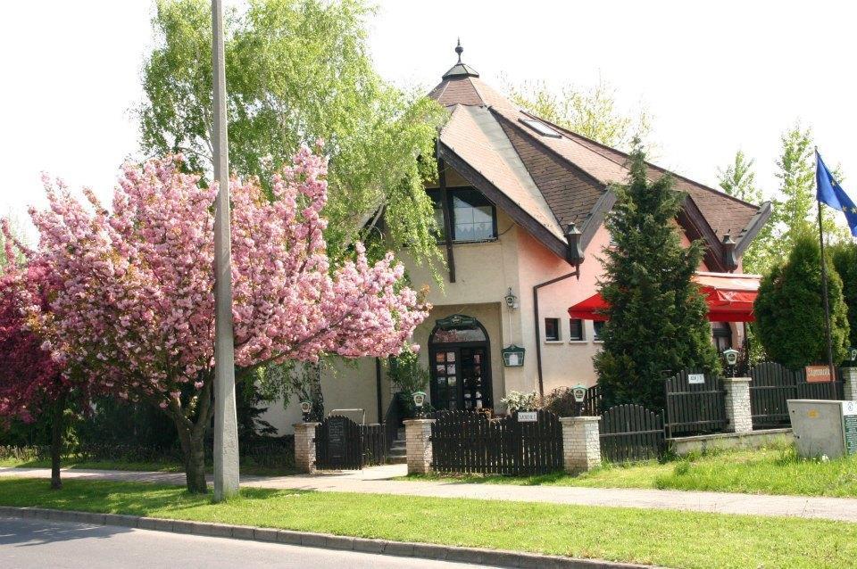 Kocsis Panzio Es Etterem Bed & Breakfast Komarom Exterior photo