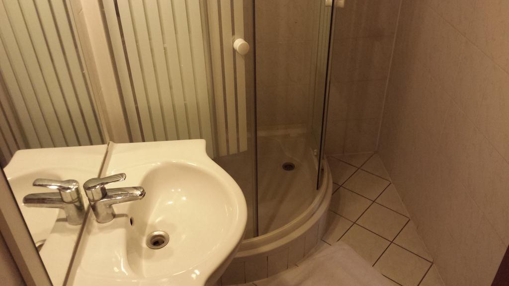 Kocsis Panzio Es Etterem Bed & Breakfast Komarom Room photo