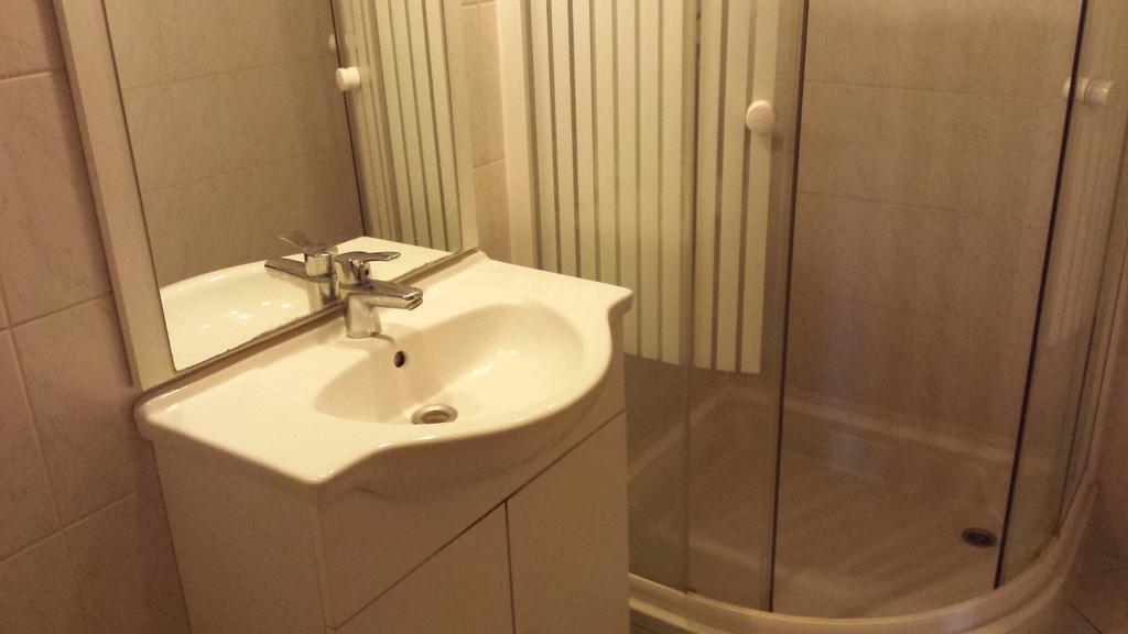 Kocsis Panzio Es Etterem Bed & Breakfast Komarom Room photo