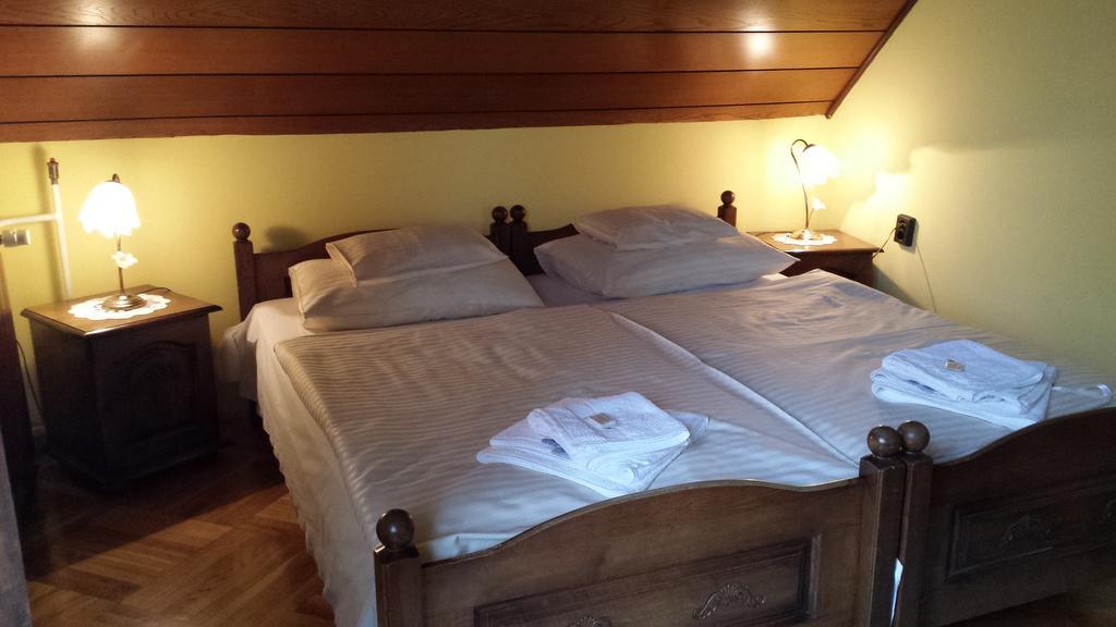 Kocsis Panzio Es Etterem Bed & Breakfast Komarom Room photo