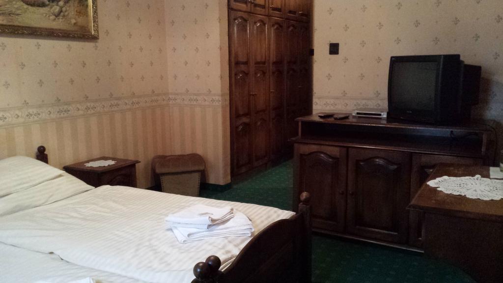 Kocsis Panzio Es Etterem Bed & Breakfast Komarom Room photo