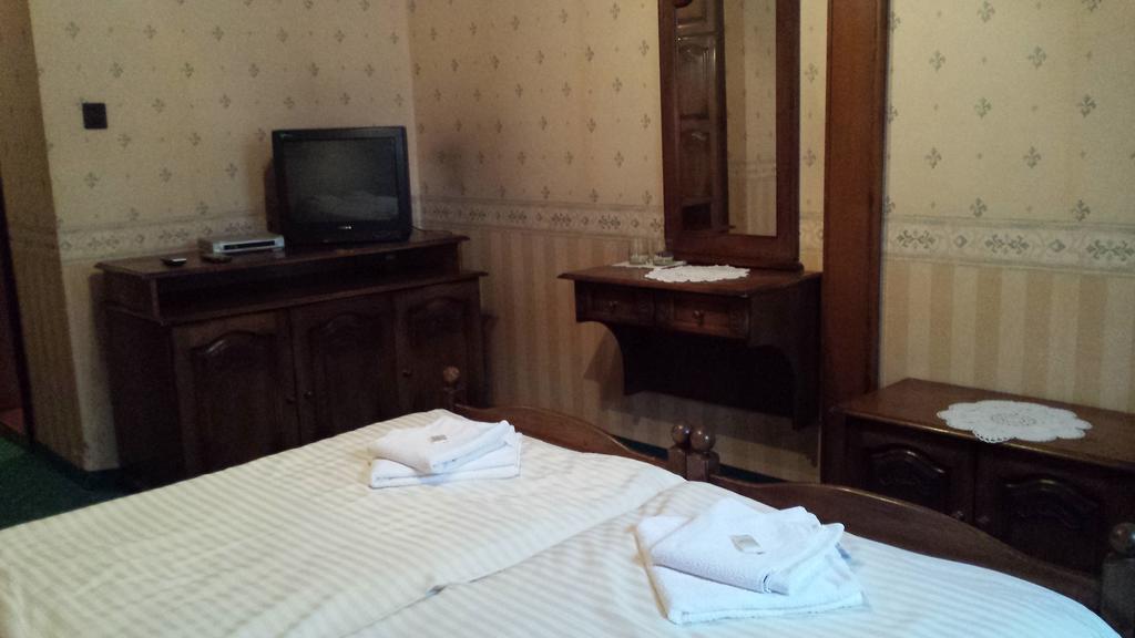 Kocsis Panzio Es Etterem Bed & Breakfast Komarom Room photo
