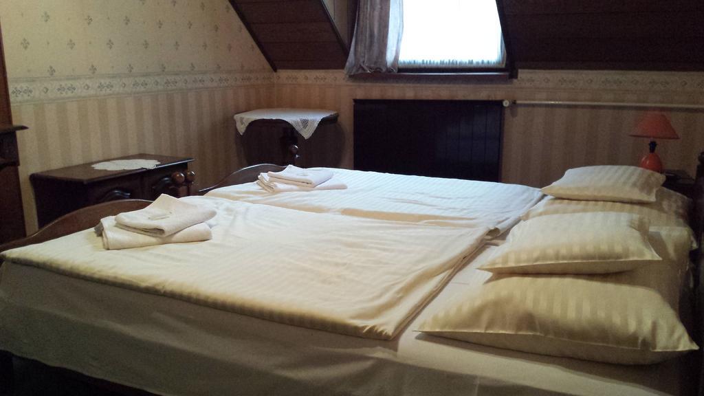 Kocsis Panzio Es Etterem Bed & Breakfast Komarom Room photo